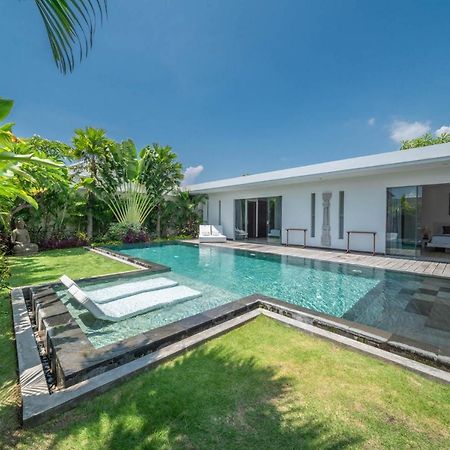 Villa Tira - Elegant 3Br In Central Seminyak Exterior photo