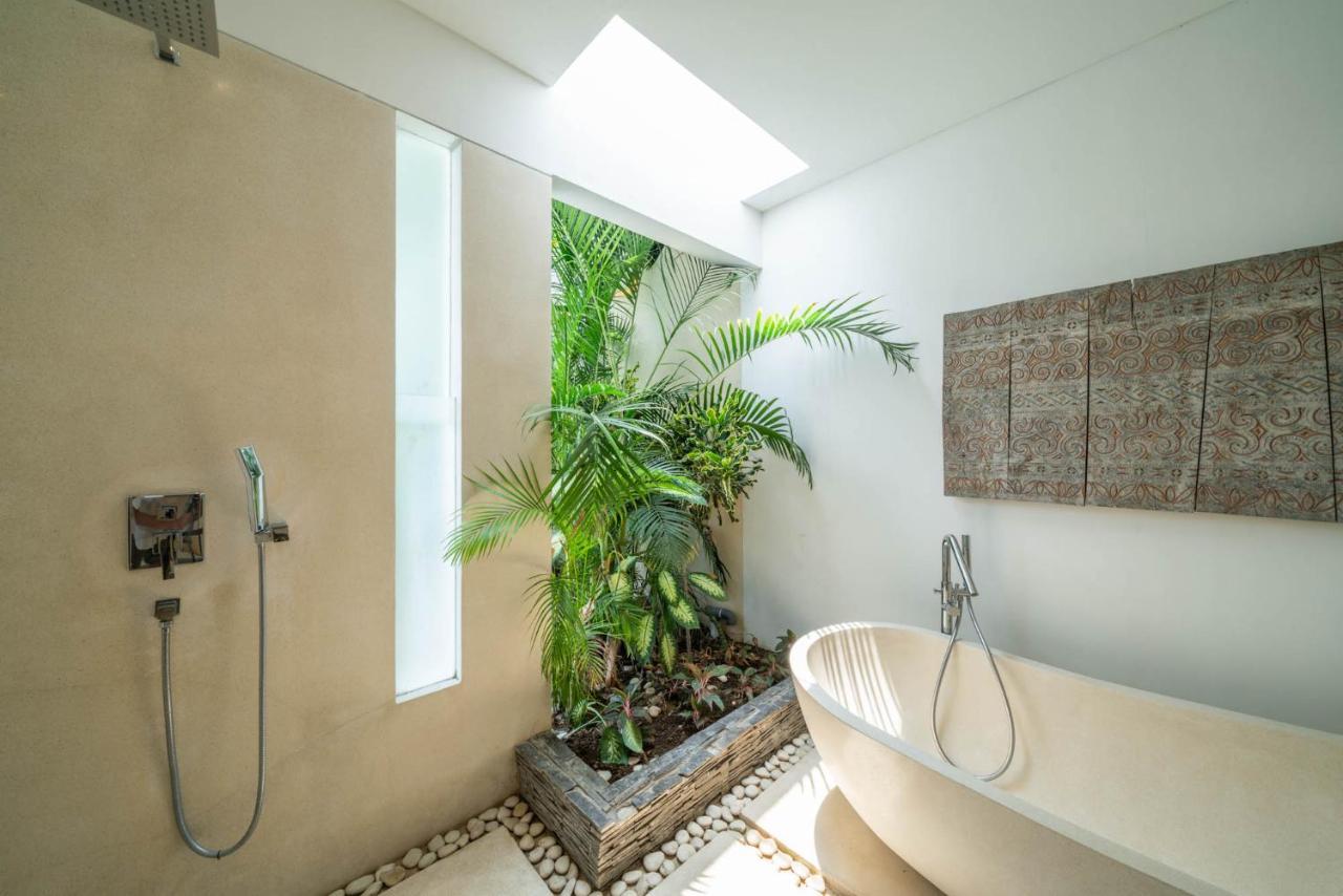 Villa Tira - Elegant 3Br In Central Seminyak Exterior photo