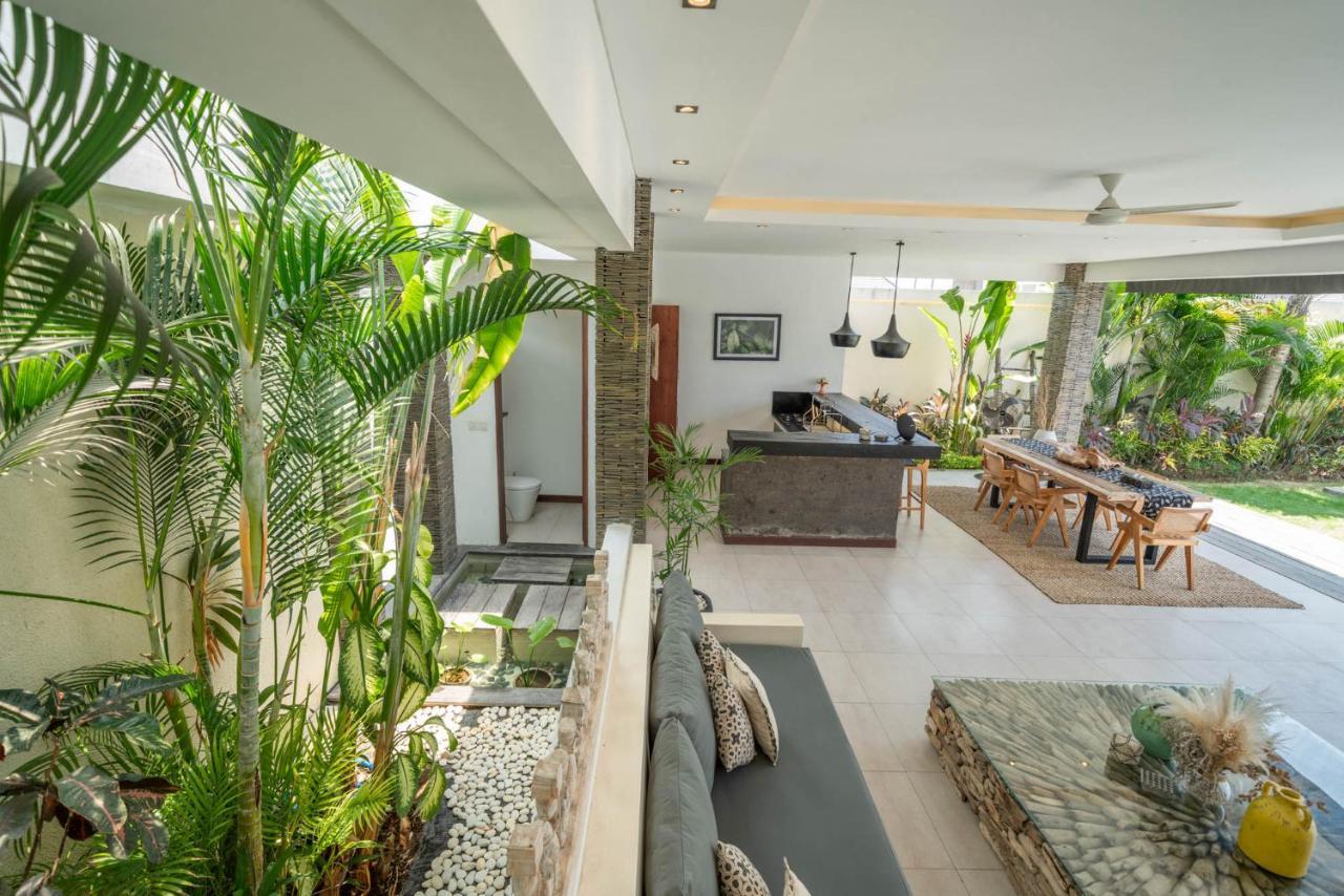 Villa Tira - Elegant 3Br In Central Seminyak Exterior photo